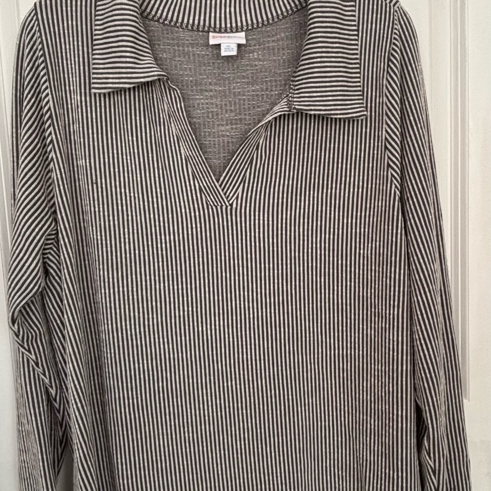 Lularoe Courtney Top in large and Xl - Picture 4 of 6